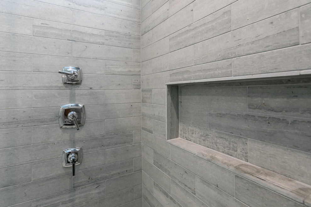 Ispirazione per una stanza da bagno tradizionale con piastrelle grigie e piastrelle di pietra calcarea