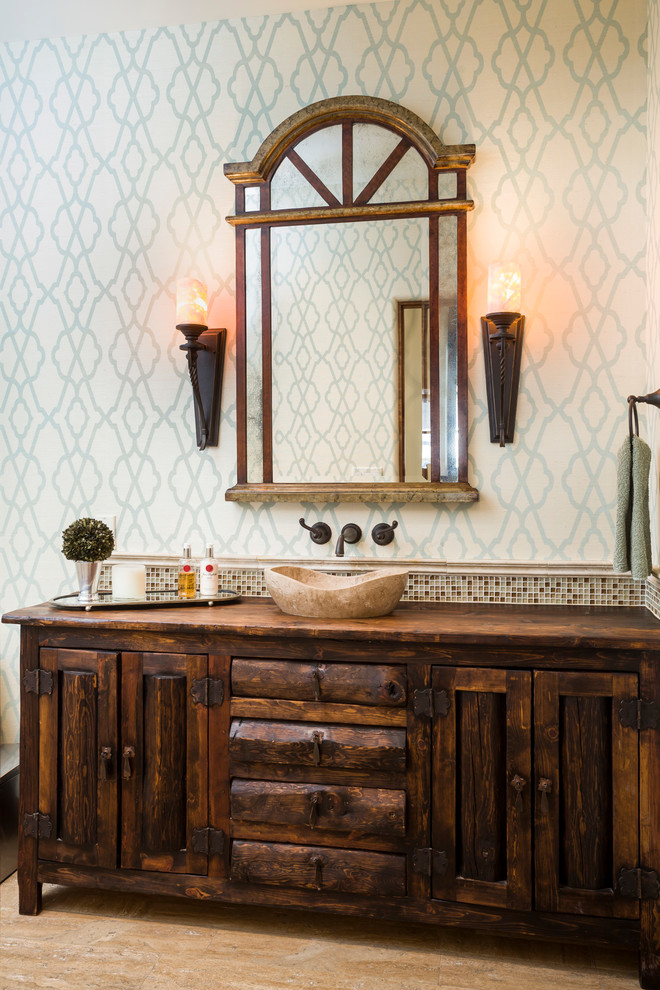 Esempio di una stanza da bagno mediterranea con lavabo a bacinella, top in legno, pavimento marrone, ante in legno bruno, pareti multicolore e ante in stile shaker