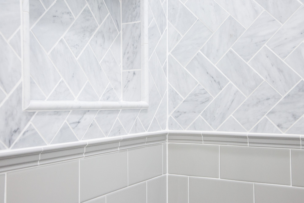 Modelo de cuarto de baño tradicional renovado pequeño con sanitario de una pieza, baldosas y/o azulejos de mármol, paredes blancas, suelo con mosaicos de baldosas, lavabo bajoencimera y encimera de mármol