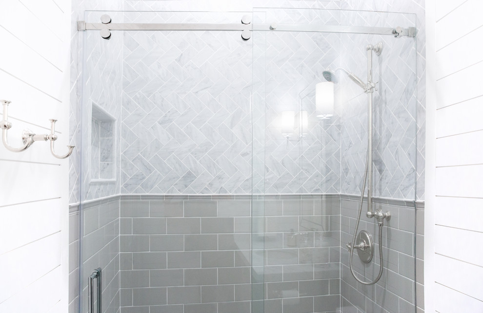 Idee per una piccola stanza da bagno chic con WC monopezzo, piastrelle di marmo, pareti bianche, pavimento con piastrelle a mosaico, lavabo sottopiano e top in marmo