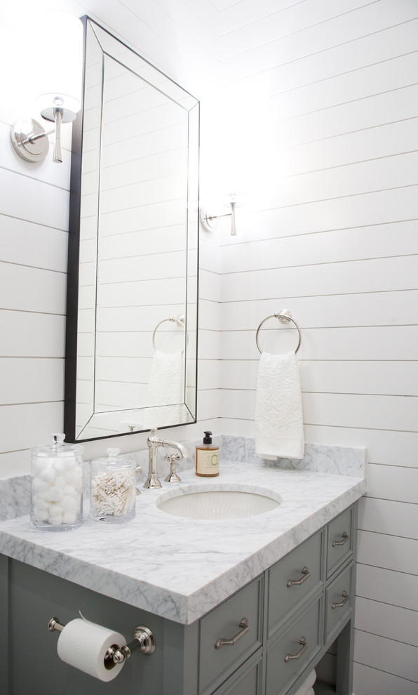 Immagine di una piccola stanza da bagno con doccia classica con WC monopezzo, piastrelle di marmo, pareti bianche, pavimento con piastrelle a mosaico, lavabo sottopiano, top in marmo, ante a filo e ante grigie