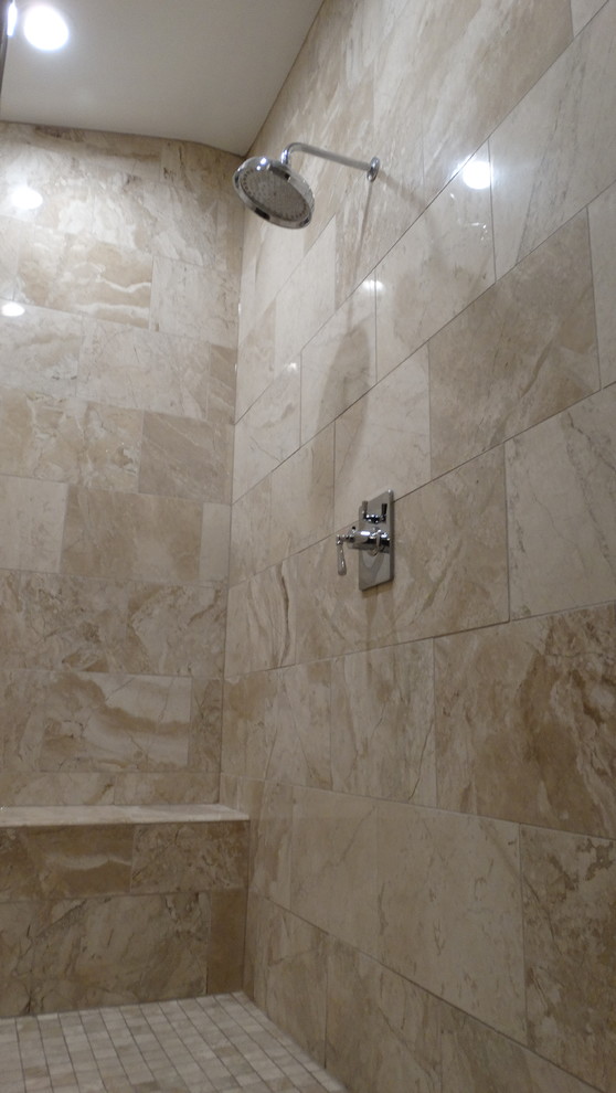 На фото: большая главная ванная комната в стиле модернизм с фасадами островного типа, темными деревянными фасадами, отдельно стоящей ванной, открытым душем, коричневыми стенами, мраморной столешницей и врезной раковиной