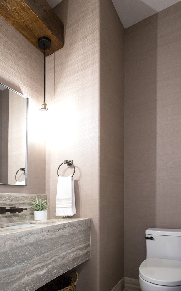 Ejemplo de cuarto de baño contemporáneo de tamaño medio con sanitario de una pieza y paredes beige