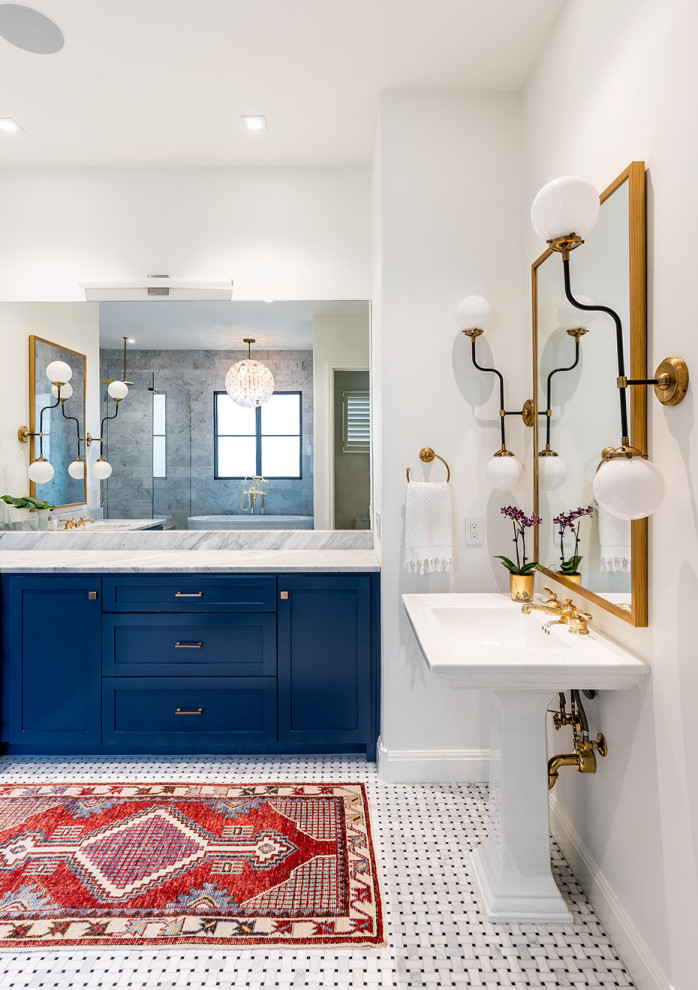 Пример оригинального дизайна: главная ванная комната среднего размера в стиле ретро с фасадами с утопленной филенкой, синими фасадами, душем над ванной, белой плиткой, белыми стенами, полом из мозаичной плитки, столешницей из искусственного кварца, душем с распашными дверями, белой столешницей, тумбой под две раковины и встроенной тумбой