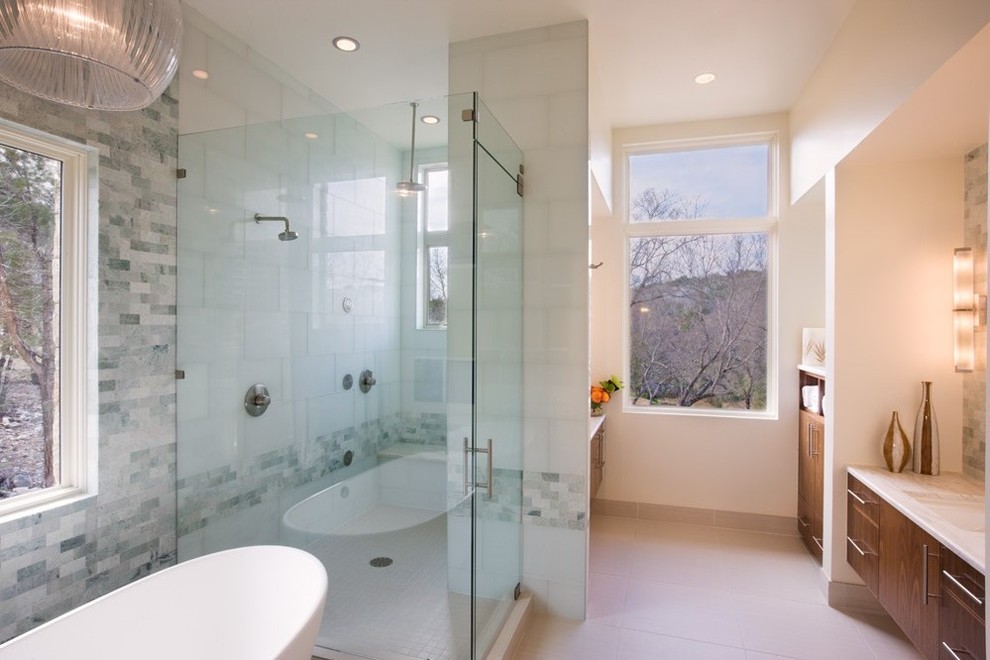 Idées déco pour une salle de bain principale contemporaine avec un lavabo intégré, une baignoire indépendante, une douche d'angle et un mur blanc.