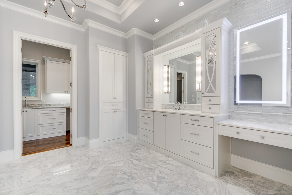 Inspiration för mellanstora klassiska en-suite badrum, med vita skåp, grå väggar, marmorgolv, marmorbänkskiva, luckor med infälld panel, grå kakel, stickkakel och ett undermonterad handfat