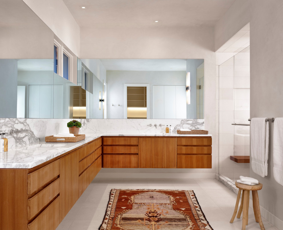 Идея дизайна: большая главная ванная комната в стиле ретро с плоскими фасадами, коричневыми фасадами, белой плиткой, бежевыми стенами, накладной раковиной, мраморной столешницей, белым полом и белой столешницей