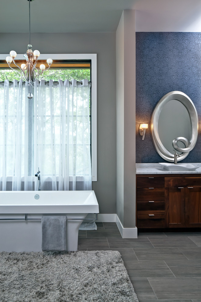 Foto på ett stort vintage en-suite badrum, med skåp i shakerstil, skåp i mellenmörkt trä, ett fristående badkar, grå kakel, keramikplattor, blå väggar, klinkergolv i keramik, ett fristående handfat och bänkskiva i kvartsit