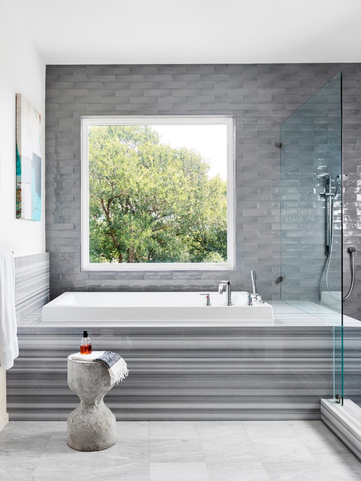 Пример оригинального дизайна: большая главная ванная комната в современном стиле с накладной ванной, душевой комнатой, серой плиткой, серыми стенами, накладной раковиной, белым полом и открытым душем