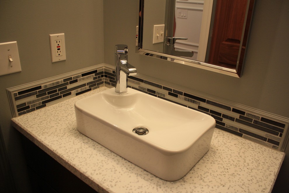 Пример оригинального дизайна: маленькая ванная комната в стиле неоклассика (современная классика) с серой плиткой, стеклянной плиткой, серыми стенами и душевой кабиной для на участке и в саду