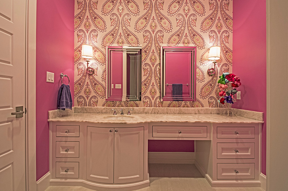 ダラスにある高級な中くらいなトランジショナルスタイルのおしゃれな子供用バスルーム (ベッセル式洗面器、シェーカースタイル扉のキャビネット、白いキャビネット、珪岩の洗面台、ドロップイン型浴槽、シャワー付き浴槽	、グレーのタイル、石タイル、ピンクの壁、磁器タイルの床) の写真