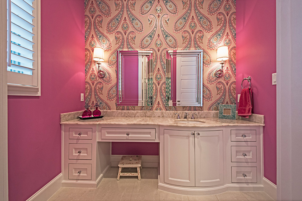 Exempel på ett mellanstort klassiskt badrum för barn, med ett fristående handfat, skåp i shakerstil, vita skåp, bänkskiva i kvartsit, ett fristående badkar, en dusch/badkar-kombination, grå kakel, stenkakel, rosa väggar och klinkergolv i porslin