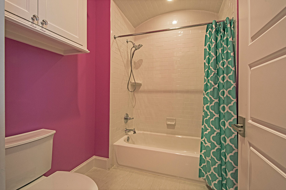 ダラスにある高級な中くらいなトランジショナルスタイルのおしゃれな浴室 (アンダーカウンター洗面器、シェーカースタイル扉のキャビネット、白いキャビネット、珪岩の洗面台、置き型浴槽、シャワー付き浴槽	、グレーのタイル、石タイル、ピンクの壁、磁器タイルの床) の写真