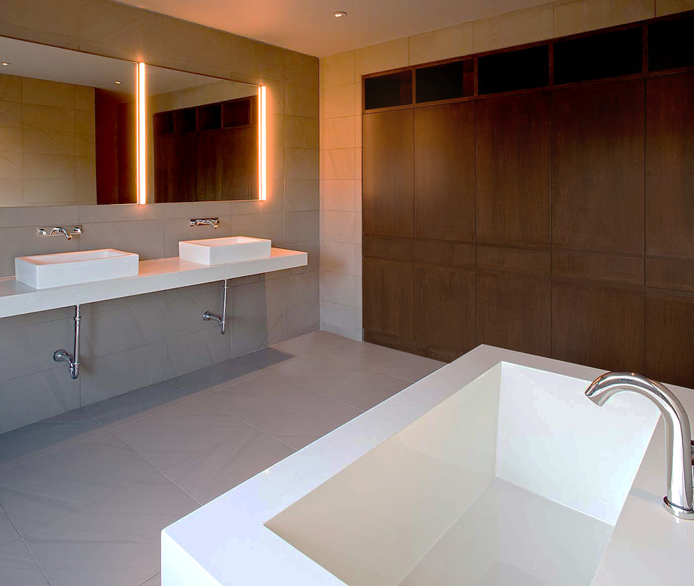 Идея дизайна: ванная комната: освещение в современном стиле с отдельно стоящей ванной и настольной раковиной