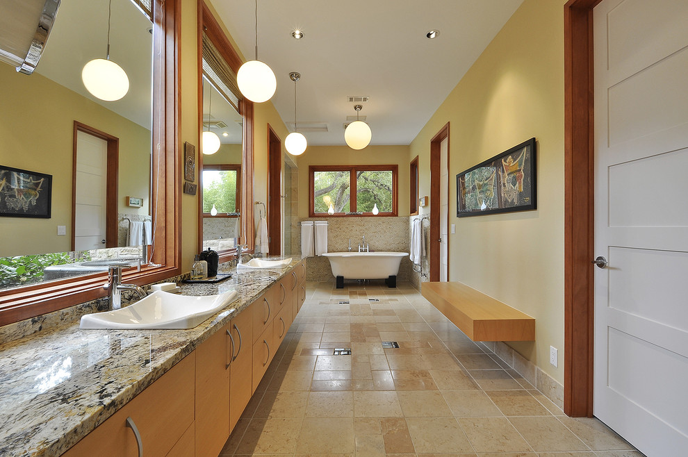 Свежая идея для дизайна: узкая и длинная ванная комната в современном стиле с отдельно стоящей ванной, столешницей из гранита и накладной раковиной - отличное фото интерьера