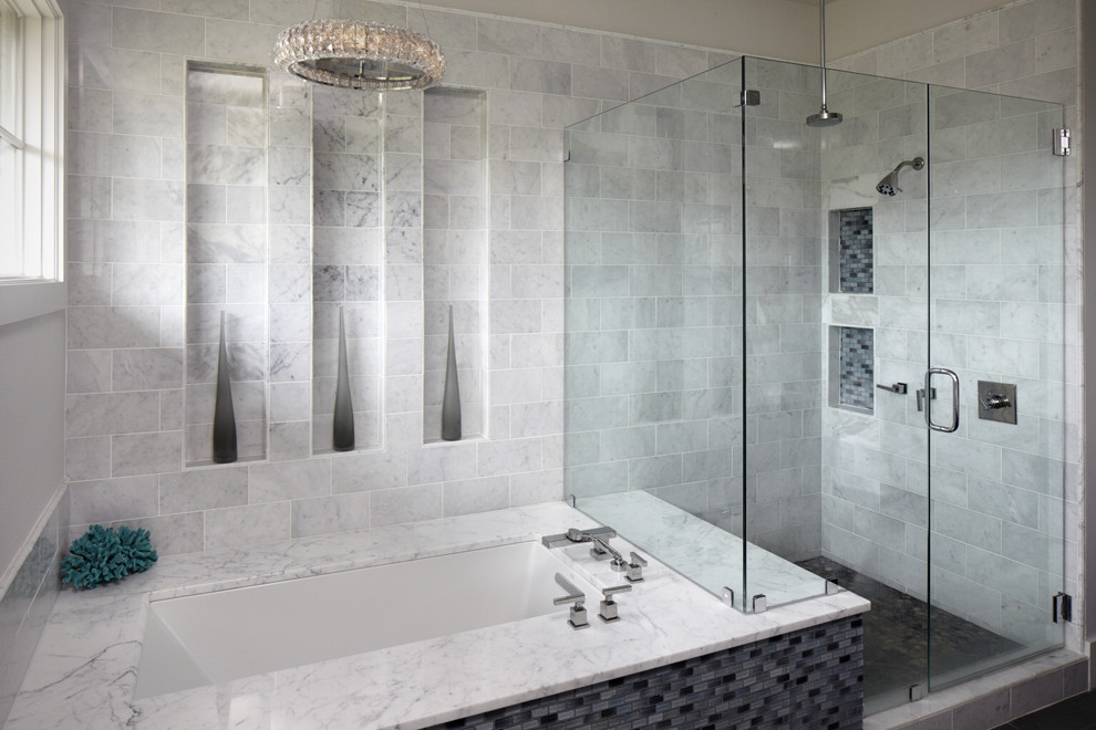 Réalisation d'une salle de bain design avec une baignoire encastrée, une douche d'angle, un carrelage gris et une niche.