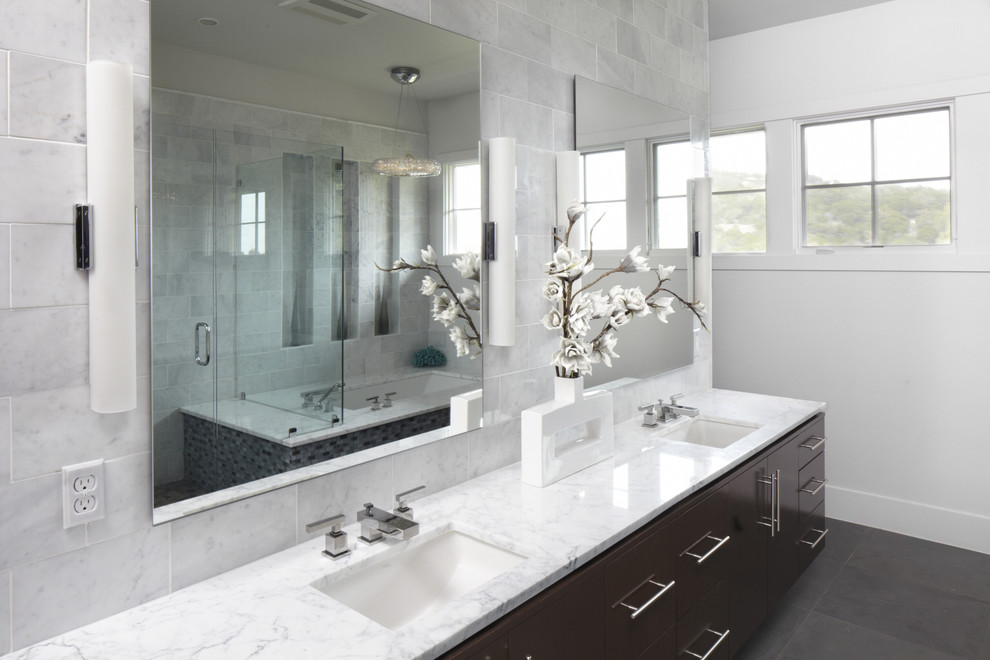 Esempio di una stanza da bagno minimal con top in marmo