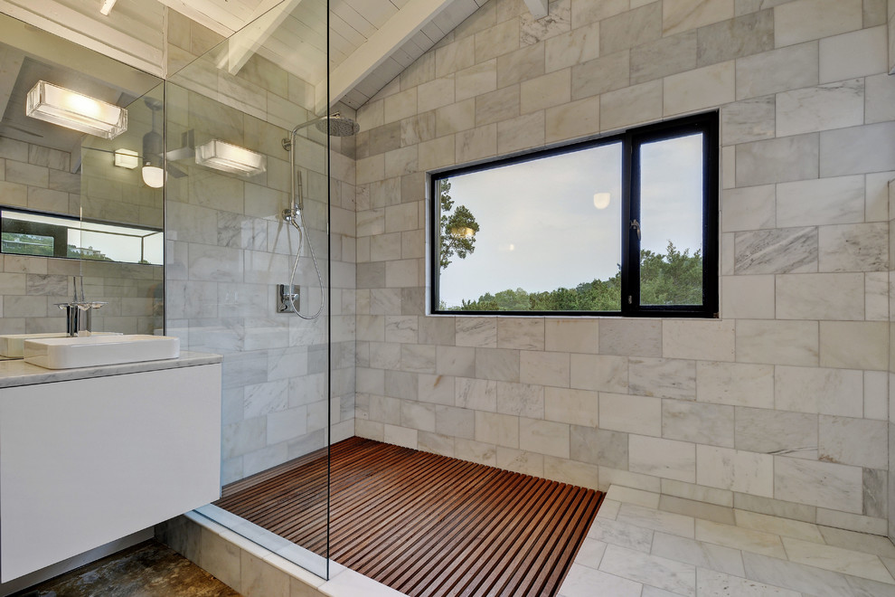 На фото: большая главная ванная комната в современном стиле с плоскими фасадами, белыми фасадами, угловым душем, черно-белой плиткой, серой плиткой, каменной плиткой, серыми стенами, полом из керамической плитки, настольной раковиной, мраморной столешницей и открытым душем
