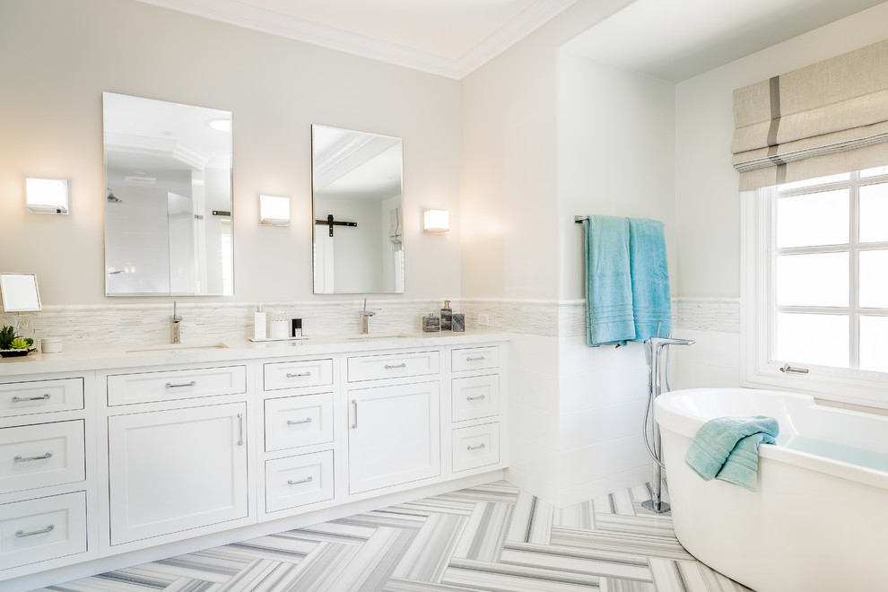 Exempel på ett stort klassiskt en-suite badrum, med skåp i shakerstil, vita skåp, ett fristående badkar, en dusch i en alkov, stickkakel, grå väggar, marmorgolv, ett undermonterad handfat, bänkskiva i kvarts och grå kakel