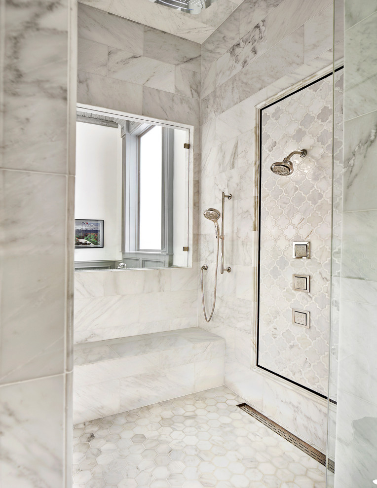 Стильный дизайн: огромная главная ванная комната в классическом стиле с мраморной столешницей, тумбой под две раковины и встроенной тумбой - последний тренд
