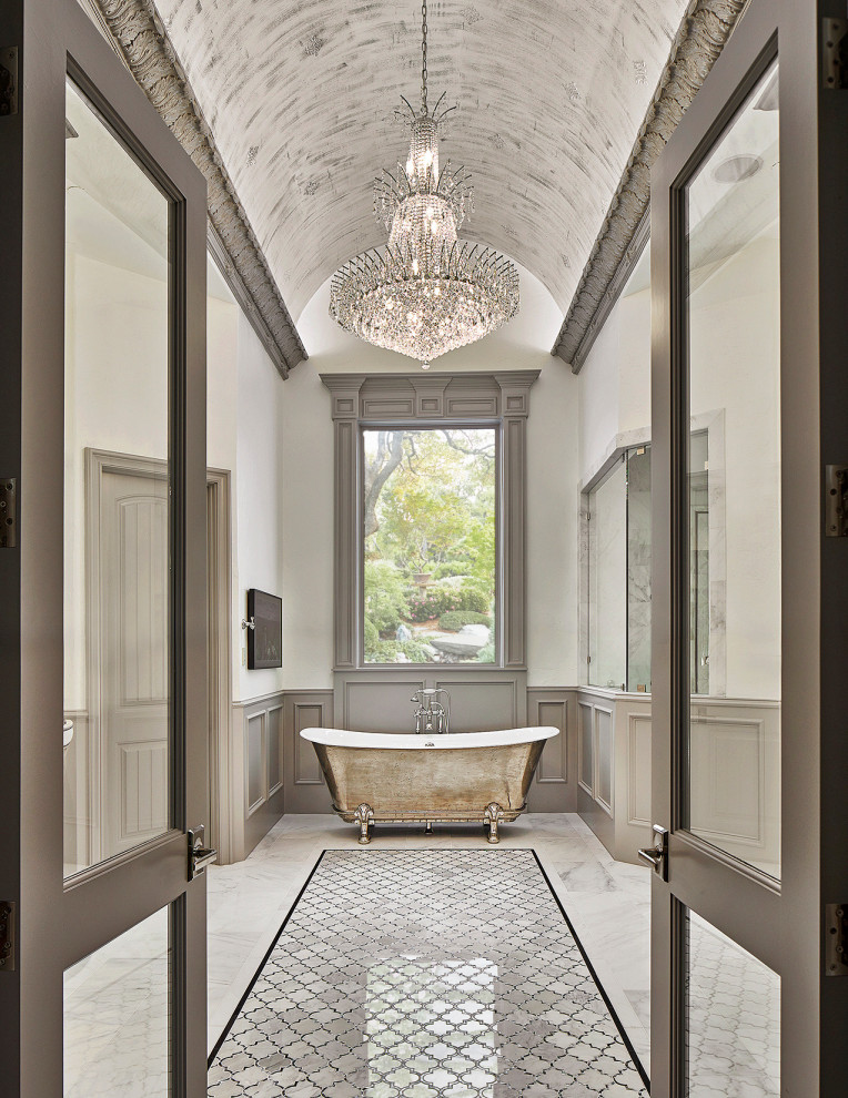 Inspiration pour une très grande salle de bain principale traditionnelle avec un plan de toilette en marbre, meuble double vasque et meuble-lavabo encastré.