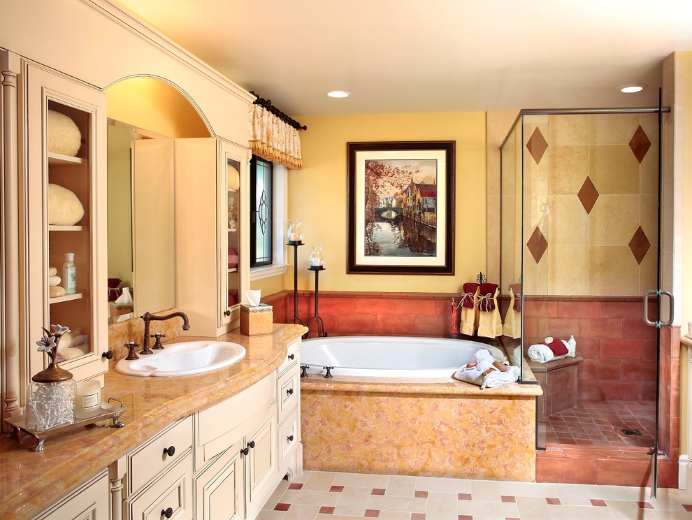 На фото: ванная комната в стиле фьюжн с фасадами с выступающей филенкой, душем в нише и накладной ванной с