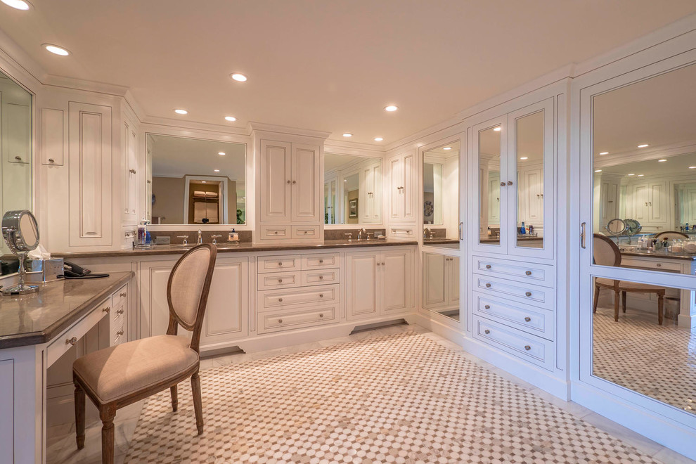 Пример оригинального дизайна: главная ванная комната среднего размера в классическом стиле с фасадами с выступающей филенкой, белыми фасадами, душем в нише, раздельным унитазом, белой плиткой, керамогранитной плиткой, бежевыми стенами, полом из керамической плитки, монолитной раковиной, мраморной столешницей, бежевым полом и душем с распашными дверями
