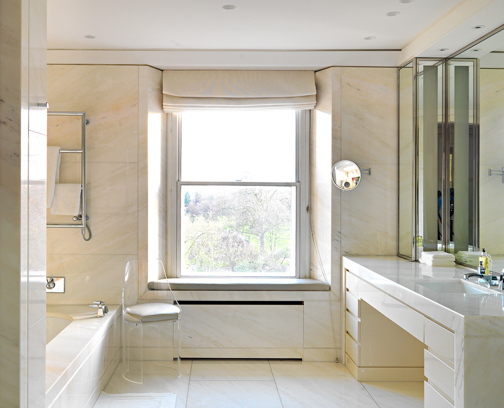 Стильный дизайн: главная ванная комната в современном стиле с плоскими фасадами, бежевыми фасадами, полновстраиваемой ванной, бежевой плиткой, врезной раковиной и окном - последний тренд