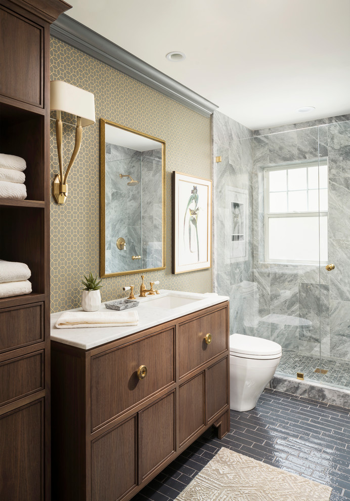 Idée de décoration pour une salle de bain tradition en bois foncé avec un carrelage gris, du carrelage en marbre, un mur beige, un lavabo encastré, un sol gris, une cabine de douche à porte battante, un plan de toilette blanc, une fenêtre et un placard à porte plane.
