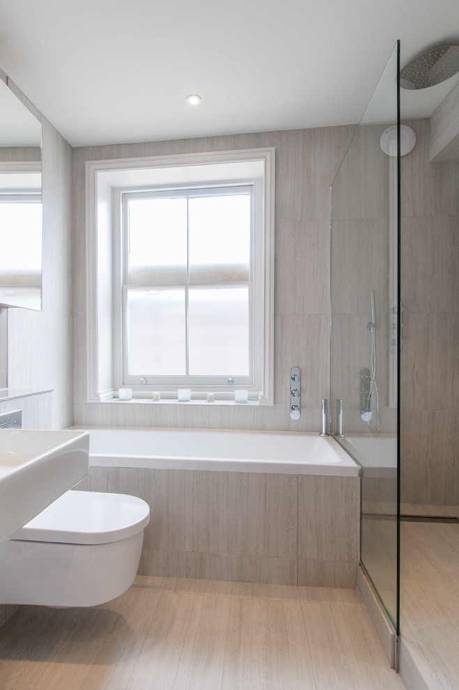 Kleines Modernes Badezimmer En Suite mit Wandwaschbecken, Einbaubadewanne, offener Dusche, Toilette mit Aufsatzspülkasten, grauen Fliesen, Keramikfliesen, grauer Wandfarbe und Keramikboden in London