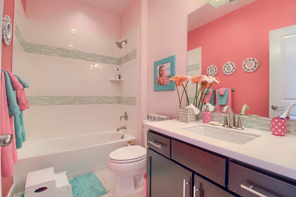 Идея дизайна: ванная комната среднего размера в стиле неоклассика (современная классика) с фасадами в стиле шейкер, темными деревянными фасадами, душем над ванной, раздельным унитазом, удлиненной плиткой, розовыми стенами, полом из керамогранита, душевой кабиной, врезной раковиной, столешницей из искусственного камня, белым полом и шторкой для ванной