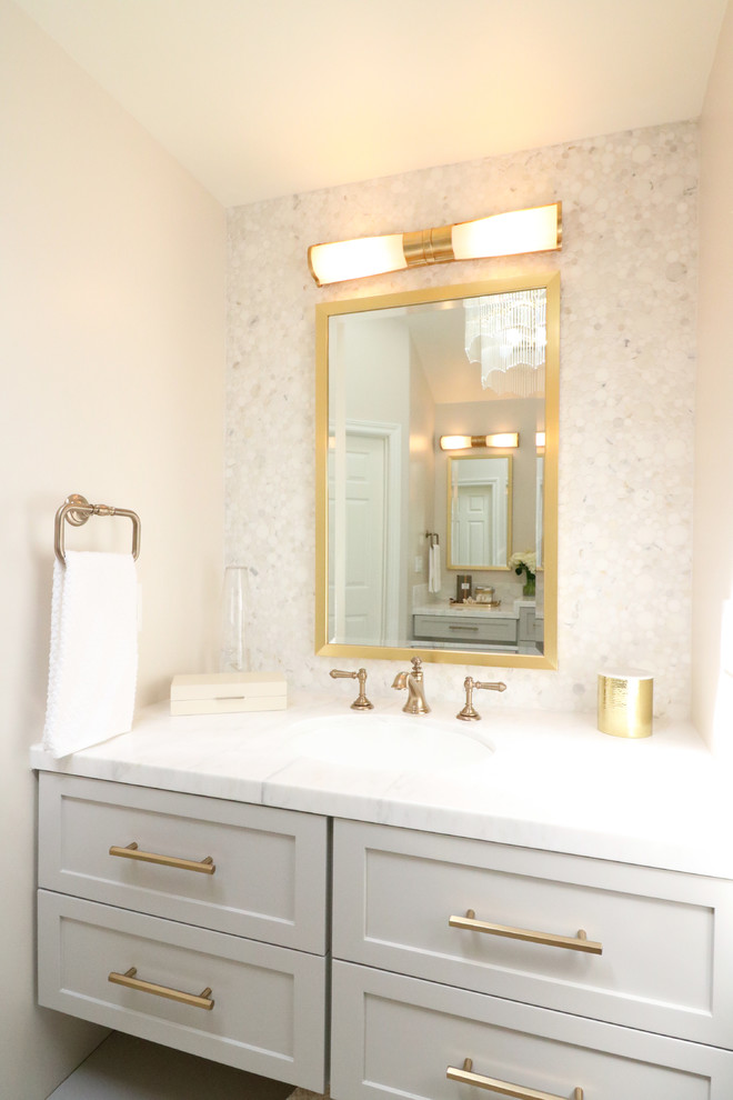 На фото: ванная комната в стиле неоклассика (современная классика) с фасадами в стиле шейкер, серыми фасадами, бежевой плиткой, белыми стенами, врезной раковиной, серым полом и зеркалом с подсветкой