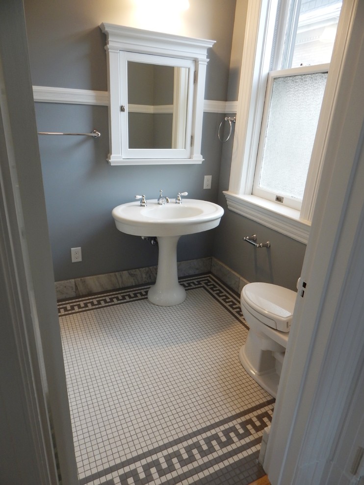 Idéer för att renovera ett vintage badrum, med vit kakel, keramikplattor, grå väggar, klinkergolv i keramik, ett piedestal handfat och en dusch i en alkov