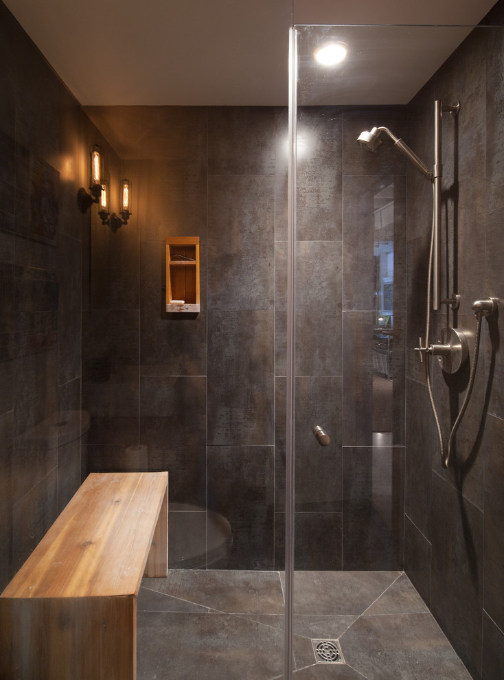 Пример оригинального дизайна: ванная комната в современном стиле с душем в нише