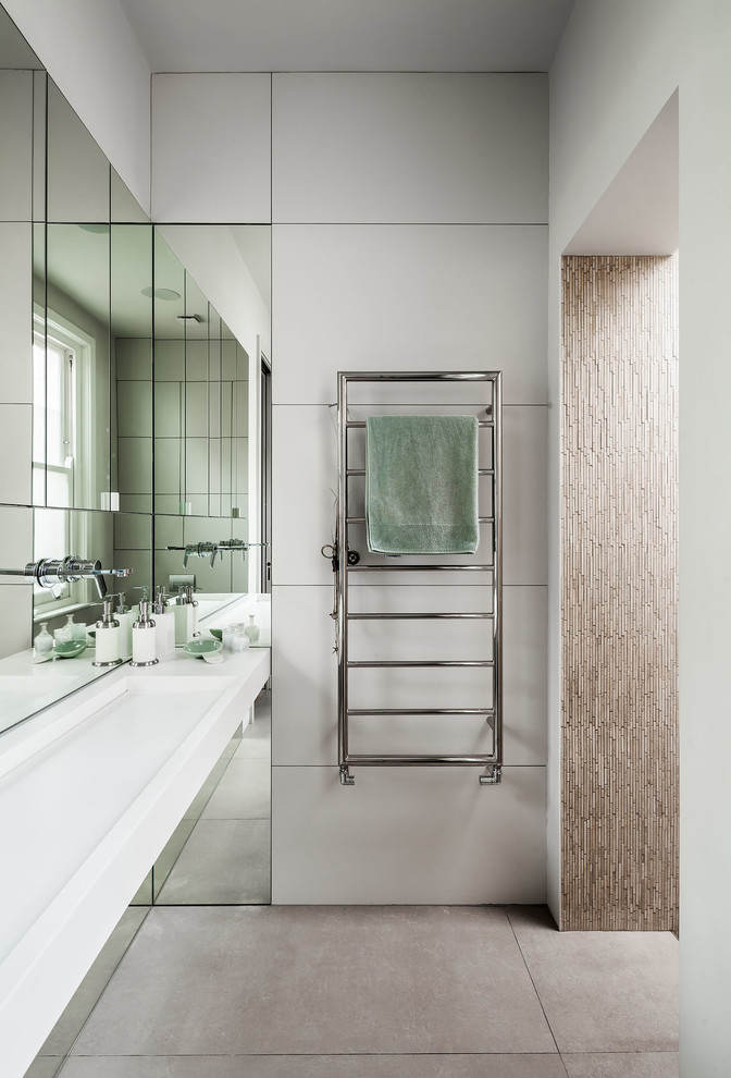 Idée de décoration pour une salle de bain design avec un carrelage marron, un mur gris et une grande vasque.