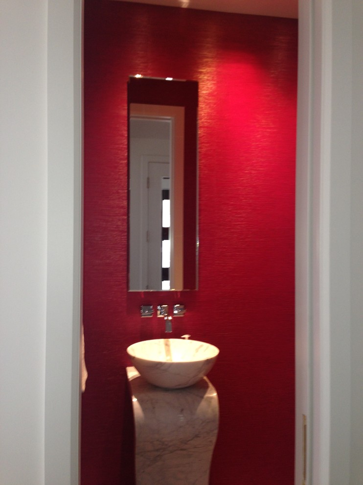 Стильный дизайн: ванная комната среднего размера в стиле модернизм с красными стенами, душевой кабиной и раковиной с пьедесталом - последний тренд