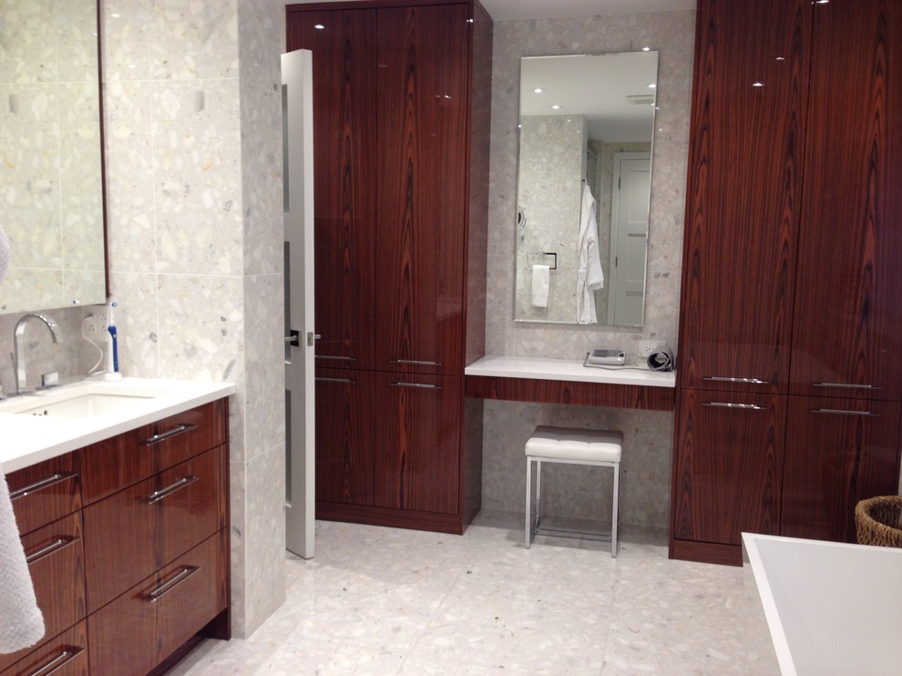 Idee per una grande stanza da bagno padronale moderna con ante lisce, ante in legno scuro, piastrelle bianche, lavabo sottopiano e pavimento bianco