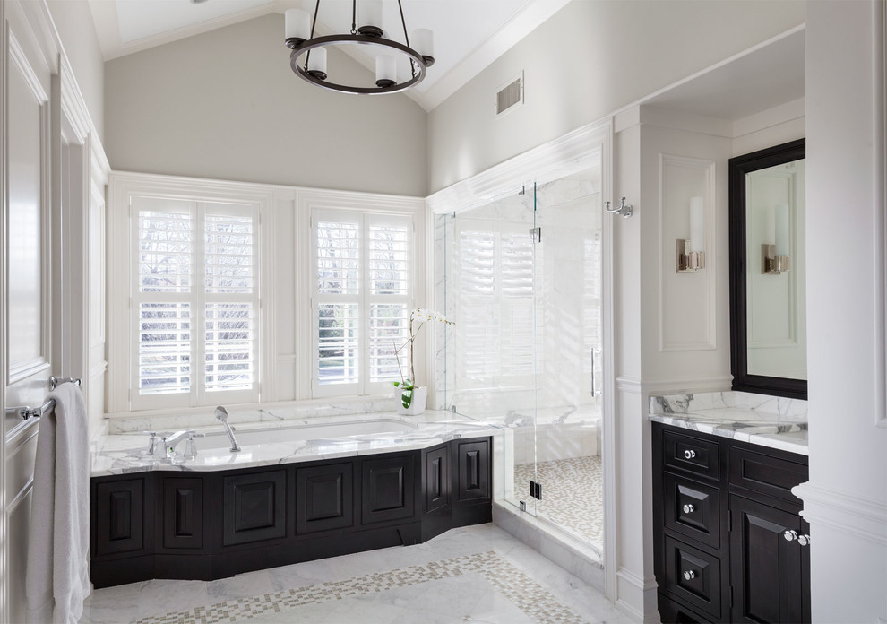 Idéer för ett stort klassiskt en-suite badrum, med luckor med upphöjd panel, svarta skåp, ett badkar i en alkov, en dusch i en alkov, porslinskakel, grå väggar, marmorgolv, ett undermonterad handfat och marmorbänkskiva