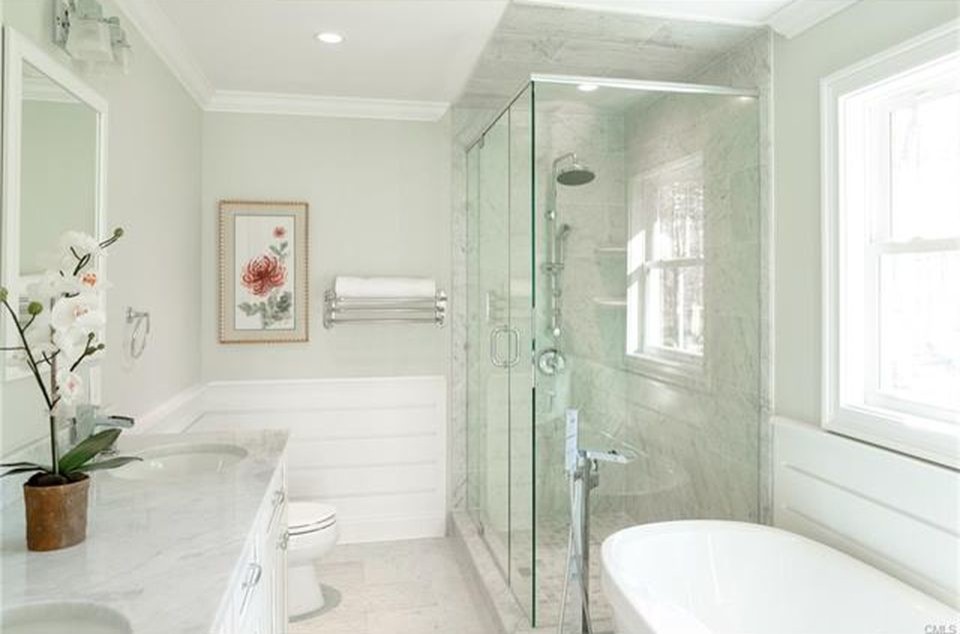 Стильный дизайн: главная ванная комната среднего размера в стиле неоклассика (современная классика) с фасадами в стиле шейкер, белыми фасадами, отдельно стоящей ванной, двойным душем, разноцветной плиткой, плиткой мозаикой, столешницей из искусственного кварца, унитазом-моноблоком, зелеными стенами, мраморным полом и врезной раковиной - последний тренд