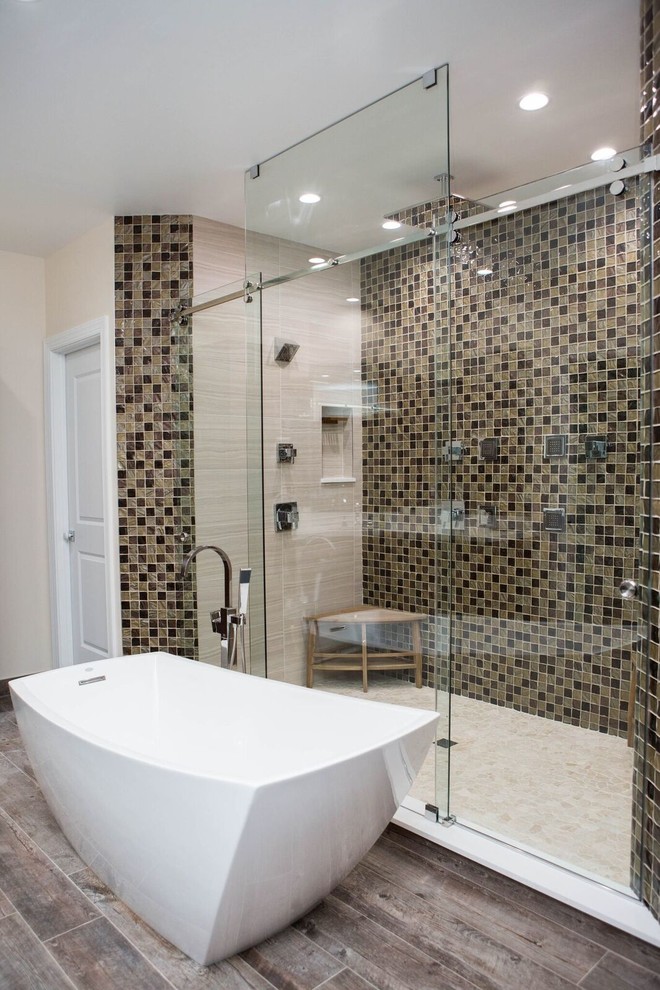 Стильный дизайн: большая главная ванная комната в современном стиле с отдельно стоящей ванной, душем в нише, раздельным унитазом, бежевой плиткой, коричневой плиткой, плиткой мозаикой, бежевыми стенами и темным паркетным полом - последний тренд
