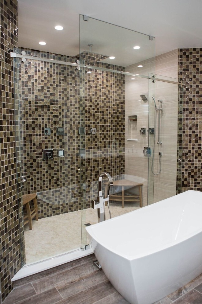 Großes Modernes Badezimmer En Suite mit freistehender Badewanne, Duschnische, Wandtoilette mit Spülkasten, beigen Fliesen, braunen Fliesen, Mosaikfliesen, beiger Wandfarbe und dunklem Holzboden in Miami