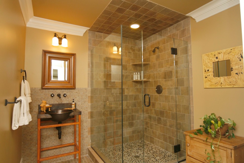 Ispirazione per una stanza da bagno classica con nessun'anta, ante in legno chiaro, piastrelle di ciottoli e top in rame