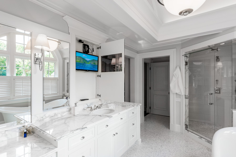 Großes Modernes Badezimmer En Suite mit Kassettenfronten, weißen Schränken, freistehender Badewanne, Eckdusche, grauer Wandfarbe, Unterbauwaschbecken, Quarzit-Waschtisch, Falttür-Duschabtrennung, weißer Waschtischplatte und weißen Fliesen in Boston