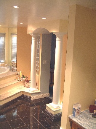 Aménagement d'une salle de bain principale contemporaine en bois clair de taille moyenne avec un lavabo de ferme, un placard à porte shaker, un plan de toilette en marbre, une baignoire posée, une douche ouverte, WC à poser, un carrelage beige, un carrelage de pierre, un mur jaune et un sol en ardoise.