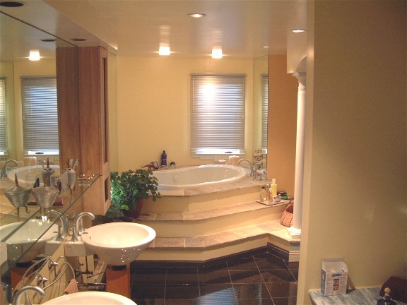 Exemple d'une salle de bain principale tendance en bois clair de taille moyenne avec un lavabo de ferme, un placard à porte shaker, un plan de toilette en marbre, une baignoire posée, une douche ouverte, WC à poser, un carrelage beige, un carrelage de pierre, un mur jaune, un sol en ardoise et un sol noir.
