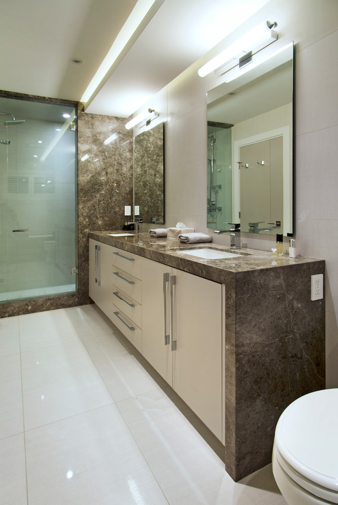 Modernes Badezimmer mit Unterbauwaschbecken, flächenbündigen Schrankfronten, beigen Schränken, Marmor-Waschbecken/Waschtisch, Duschnische und weißen Fliesen in Vancouver