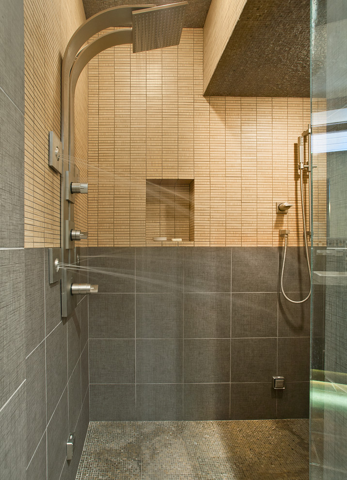 Inspiration pour une salle de bain principale design de taille moyenne avec une douche double, un carrelage gris, des carreaux de porcelaine et un sol en carrelage de porcelaine.