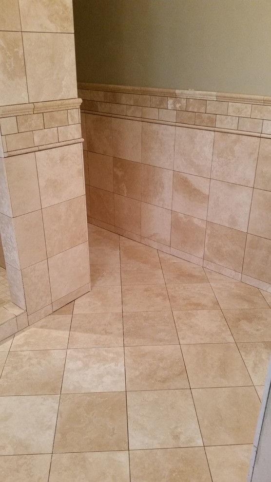 Imagen de cuarto de baño principal clásico con bañera encastrada, baldosas y/o azulejos beige, ducha empotrada, baldosas y/o azulejos de piedra, paredes beige y suelo de travertino
