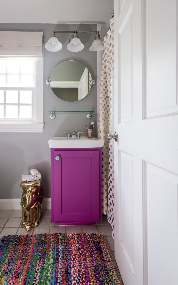 Стильный дизайн: маленькая ванная комната в стиле неоклассика (современная классика) с фасадами в стиле шейкер, фиолетовыми фасадами, серыми стенами, душевой кабиной, монолитной раковиной, серым полом, тумбой под одну раковину и встроенной тумбой для на участке и в саду - последний тренд