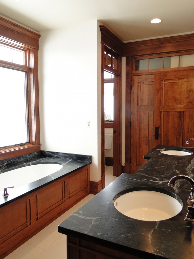 Imagen de cuarto de baño principal rústico grande con encimera de esteatita